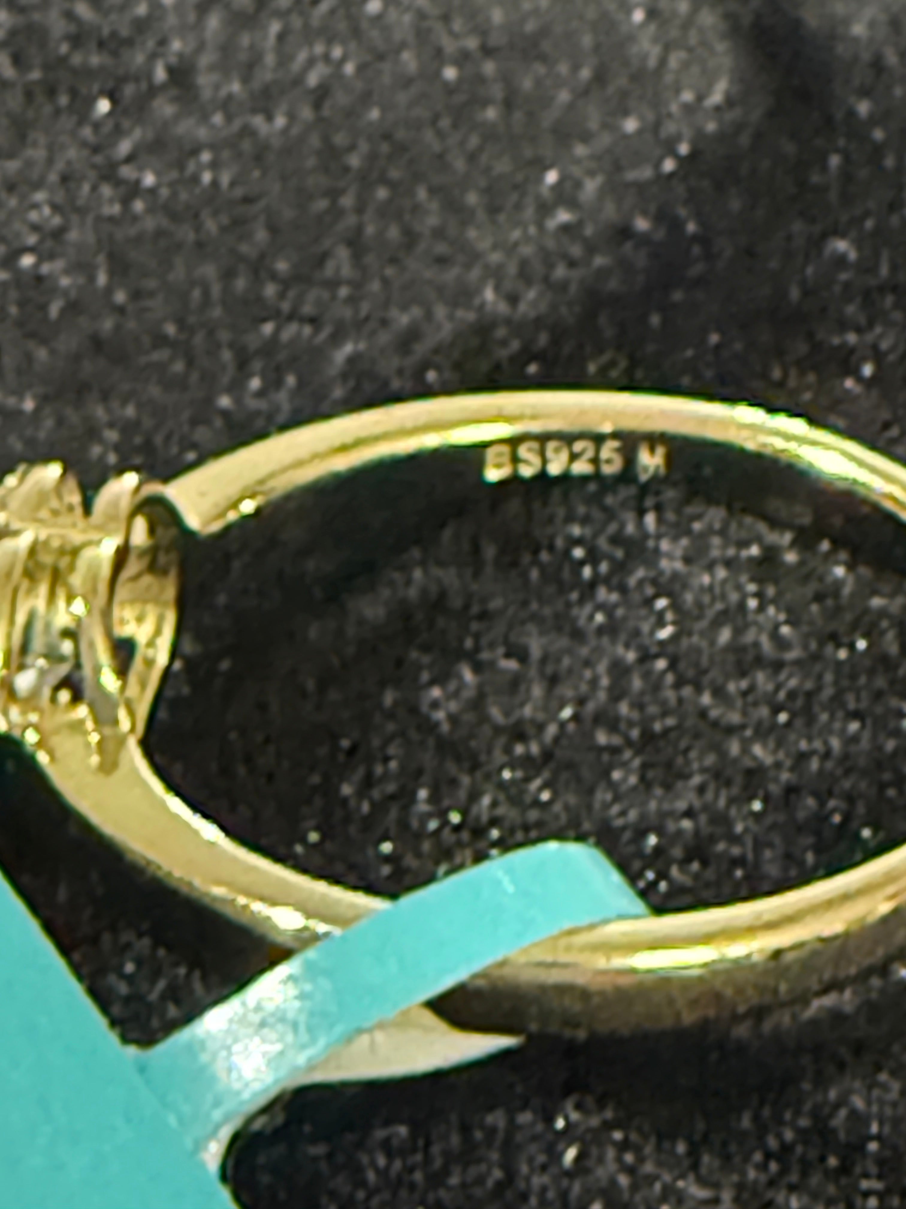 💖 Heart Moissanite Halo Ring – 0.91 CTW Sparkle!
Gold vermeil over 925 silver ✨